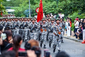 [Ảnh] Ấn tượng hình ảnh "Đi giữa lòng dân" của các chiến sĩ Quân đội 