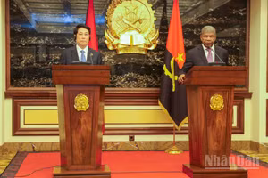 Chủ tịch nước Lương Cường và Tổng thống Angola gặp gỡ báo chí. (Ảnh: Xuân Kỳ)