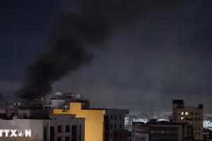 Khói bốc lên sau cuộc không kích của Israel tại Tehran, Iran, ngày 7/3/2026. (Ảnh: THX/TTXVN)