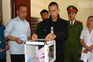 Những người đang bị tạm giữ, tạm giam tại Trại tạm giam Công an tỉnh Sơn La thực hiện quyền và nghĩa vụ công dân theo đúng quy định.