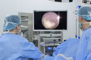 Các bác sĩ đang thực hiện ca can thiệp.