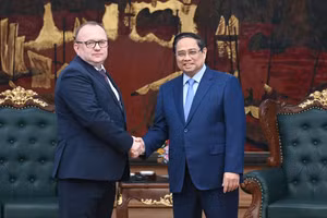 Thủ tướng Chính phủ Phạm Minh Chính và Chủ tịch Ủy ban Giám định tư pháp Belarus Volkov Alexei Aleksandrovich. (Ảnh: TRẦN HẢI)