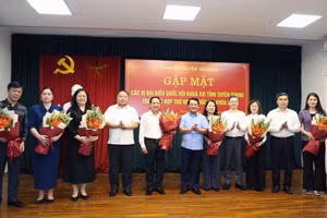 Thường trực Tỉnh ủy Tuyên Quang tặng hoa chúc mừng các vị đại biểu Quốc hội khóa XVI tỉnh Tuyên Quang.