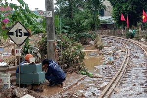 Công nhân đường sắt bảo trì hạ tầng sau cơn bão số 11 diễn ra vào tháng 11/2025 tại miền trung.