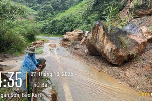 Cơn bão số 11 gây sạt lở ta-luy trên tuyến quốc lộ nối tỉnh Thái Nguyên và tỉnh Cao Bằng.