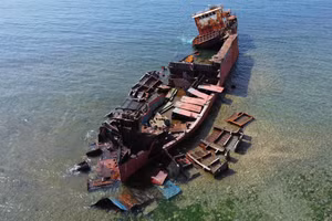Ảnh minh họa: Một con tàu bị bão đánh chìm, trôi dạt và mắc lại.