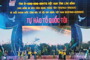 Chương trình nghệ thuật đặc biệt với chủ đề “Tự hào Tổ quốc tôi” do tỉnh Lâm Đồng tổ chức.