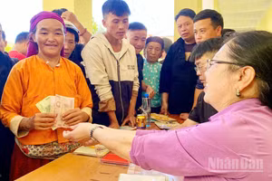 Các xã biên giới thuộc tỉnh Tuyên Quang cơ bản hoàn thành việc phát quà Tết Độc lập cho nhân dân.