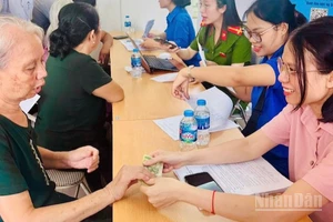 Người dân phường Long Biên (Hà Nội) vui mừng, phấn khởi khi được nhận quà Tết Độc lập. Ảnh: Nguyên Trang.