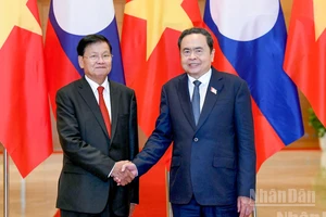 Chủ tịch Quốc hội Trần Thanh Mẫn và Tổng Bí thư, Chủ tịch nước Lào Thongloun Sisoulith.