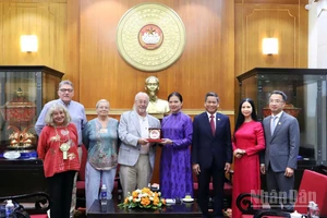 Phó Chủ tịch Ủy ban Trung ương Mặt trận Tổ quốc Việt Nam Hà Thị Nga, Bí thư Đảng Cộng sản Anh Robert Griffiths (lần lượt thứ 4 và 5 từ phải sang) cùng đại diện các đơn vị, tổ chức liên quan tại buổi làm việc.