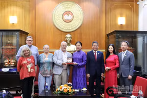 Phó Chủ tịch Ủy ban Trung ương Mặt trận Tổ quốc Việt Nam Hà Thị Nga, Bí thư Đảng Cộng sản Anh Robert Griffiths (lần lượt thứ 4 và 5 từ phải sang) cùng đại diện các đơn vị, tổ chức liên quan tại buổi làm việc.