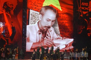 Đông đảo người dân và du khách đã đến phường Sài Gòn thưởng thức chương trình nghệ thuật đặc biệt mang tên “Ánh sao Độc lập”.