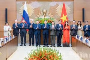 Chủ tịch Quốc hội Trần Thanh Mẫn và Phó Chủ tịch thứ nhất Hội đồng Liên bang Nga cùng đại biểu hai nước tại buổi tiếp. (Ảnh: DUY LINH)