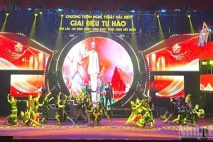 Một tiết mục nghệ thuật ca ngợi Chủ tịch Hồ Chí Minh tại chương trình.