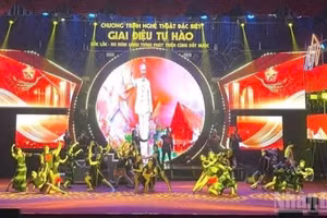 Một tiết mục nghệ thuật ca ngợi Chủ tịch Hồ Chí Minh tại chương trình.