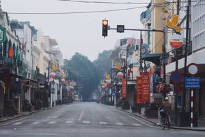 Phố Tràng Tiền là một trong những tuyến phố được dự kiến thí điểm vùng phát thải thấp giai đoạn 1 (1/7/2026-31/12/2026). (Ảnh: Trịnh Xuân Giang)