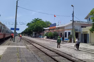 Tàu LP3 dừng nghỉ, đón khách tại ga Phú Thái.