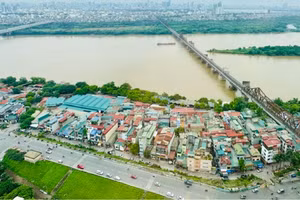 Hai phía bờ sông Hồng là nội đô và ngoại thành của Hà Nội. (Ảnh: chinhphu.vn)