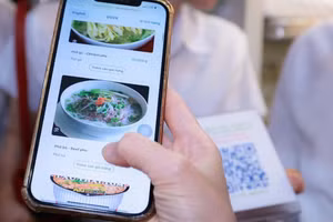 Tại mỗi ghế ngồi hoặc giường nằm đều được dán mã QR, hành khách sử dụng điện thoại quét mã để xem thực đơn, lựa chọn và đặt hàng.