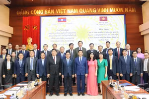 Bộ Công chính, Vận tải Lào và Cục Đường bộ Việt Nam chụp ảnh lưu niệm nhân chuyến thăm quan, trao đổi kinh nghiệm về quản lý, bảo trì kết cấu hạ tầng giao thông đường bộ và ứng dụng công nghệ hiện đại.