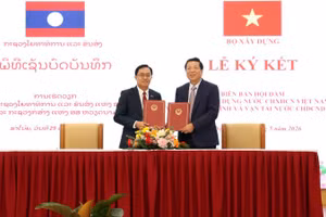 Bộ trưởng Trần Hồng Minh và Bộ trưởng Leklay Sivilay ký kết Biên bản làm việc giữa Bộ Xây dựng Việt Nam và Bộ Công chính và vận tải Lào. (Ảnh: Cổng thông tin Bộ Xây dựng)