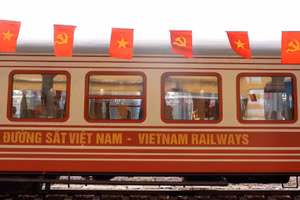 Tàu Hoa Phượng tuyến Hà Nội-Hải Phòng và ngược lại.