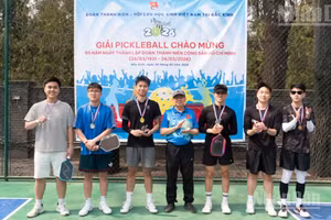 Phó Bí thư Thường trực Đảng ủy tại Trung Quốc, Tham tán Nguyễn Duy Phóng trao giải cho các cặp vận động viên ở nội dung đôi nam.