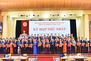 Các đại biểu Hội đồng nhân dân tỉnh Tuyên Quang khóa XX, nhiệm kỳ 2026-2031 ra mắt kỳ họp.