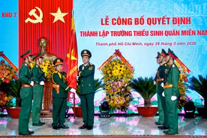 Thượng tướng Nguyễn Trường Thắng, Thứ trưởng Bộ Quốc phòng trao Quân kỳ Quyết thắng cho Trường Thiếu sinh quân miền Nam. (Ảnh: NHẬT THÀNH)