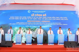 Đại biểu thực hiện nghi thức tại Lễ công bố hoàn thành xây dựng phần cơ sở hạ tầng dùng chung cảng Liên Chiểu.