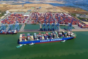 Tàu tải trọng lớn lưu thông qua cảng Cát Lái nhờ hạ tầng hiện đại.
