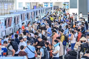 Khách làm thủ tục bay tại sảnh của Cảng hàng không quốc tế Nội Bài.