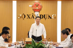 Bộ trưởng Xây dựng Trần Hồng Minh, nhấn mạnh: Đào tạo nhân lực ngành đường sắt là nhiệm vụ chiến lược, có ý nghĩa quyết định việc triển khai các dự án trọng điểm quốc gia và mục tiêu làm chủ công nghệ trong dài hạn. (Ảnh: Cổng thông tin Bộ Xây dựng)