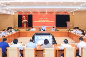 Bộ trưởng Xây dựng Trần Hồng Minh chủ trì cuộc họp. (Ảnh: Cổng thông tin Bộ Xây dựng)