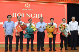 Bộ trưởng Trần Hồng Minh, Thứ trưởng Lê Anh Tuấn, Thứ trưởng Phạm Minh Hà tặng hoa chúc mừng cán bộ được bổ nhiệm. (Ảnh: Cổng thông tin Bộ Xây dựng)