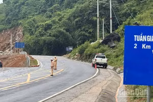 Lực lượng chức năng phân luồng giao thông trên tuyến Quốc lộ 6.