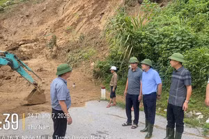 Sáng 24/7, Phó Cục trưởng Cục Đường bộ Việt Nam Nguyễn Thanh Hoài (áo xanh) dẫn đầu đoàn công tác kiểm tra hiện trường và phối hợp một số đơn vị thuộc Lực lượng Cảnh sát giao thông, Khu Quản lý đường bộ II, Sở Xây dựng Nghệ An, Nhà đầu tư và cơ quan, đơn vị liên quan đã tổ chức kiểm tra công tác phòng, chống thiên tai do bão số 3 và hoàn lưu bão đối với tuyến đường địa bàn tỉnh Nghệ An.