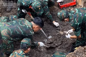 Lực lượng tìm kiếm, quy tập hài cốt liệt sĩ làm nhiệm vụ tại Khu B, Công viên Lê Thị Riêng, Thành phố Hồ Chí Minh. 