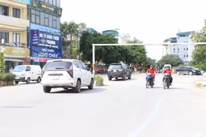 Hiện nay một số tuyến phố nằm trong khu đô thị mới thường xuyên xảy ra tình trạng ô-tô đỗ tràn lan trên đường. Nguyên nhân xuất phát từ việc dự án khu đô thị chưa hoàn thiện nhưng chủ đầu tư đã cho khách hàng mua nhà vào sử dụng.