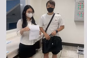 Hành khách Nguyễn Văn Hiếu (cầm cặp sách) nhận lại tài sản bỏ quên từ Hà Nội Metro.