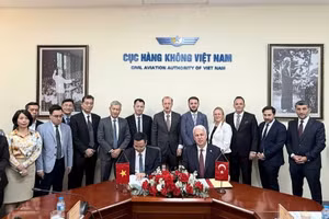 Cục trưởng Cục Hàng không Việt Nam và Cục trưởng Cục Hàng không dân dụng Thổ Nhĩ Kỳ tại Lễ ký kết Bản ghi nhớ. (Ảnh: Cục Hàng không Việt Nam)