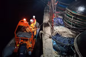 Lực lượng chuyên ngành tìm kiếm cứu nạn hàng hải tiếp cận tàu bị nạn QNg 95157 TS. (Ảnh: Cục Hàng hải và Đường thủy Việt Nam)