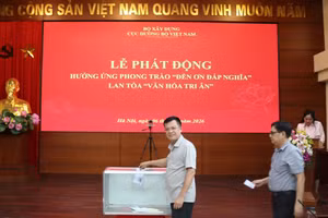 Cán bộ, công chức, viên chức và người lao động Cục Đường bộ Việt Nam tích cực hưởng ứng quyên góp ủng hộ Quỹ "Đền ơn đáp nghĩa". (Ảnh: Cục Đường bộ Việt Nam)