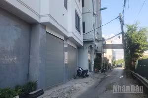Ngõ 167 Tựu Liệt, phường Hoàng Liệt nằm ngay sát phần quây tôn thi công dự án cải tạo tuyến hạ lưu sông Kim Ngưu, nối sông Tô Lịch với trạm bơm Yên Sở. Trong ảnh có thể thấy phần sân xi-măng bị nứt vỡ từ ảnh hưởng thi công.
