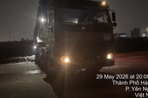 Hình ảnh xe đổ trộm bùn đất, phế thải vào công trường Dự án Vành đai 4 - Vùng Thủ đô do Ban Quản lý dự án đầu tư xây dựng công trình giao thông thành phố Hà Nội chụp được.