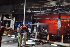 Hiện trường vụ nổ bom tại trạm xăng ở Narathiwat, Thái Lan, ngày 11/1/2026. (Ảnh: TTXVN)