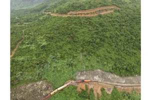 Đá lăn từ từ sườn ta-luy xuống km768+875 thuộc khu gian Hải Vân-Hải Vân Nam.