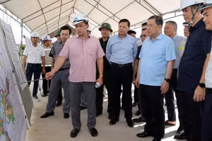 Phó Thủ tướng Thường trực Phạm Gia Túc nghe báo cáo về Dự án cao tốc Thành phố Hồ Chí Minh - Long Thành - Dầu Giây. (Ảnh: VGP)