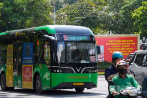 Theo nghị quyết được thông qua tại Kỳ họp thứ 4 của Hội đồng nhân dân thành phố, Hà Nội sẽ thực hiện miễn tiền vé xe buýt (không bao gồm xe buýt phục vụ kinh doanh du lịch) đối với các chuyến đi trong khu vực Vành đai 1, áp dụng từ ngày 1/7/2026 đến hết ngày 30/6/2027.